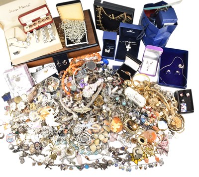 Lot 432 - LARGE COLLECTION OF COSTUME JEWELLERY