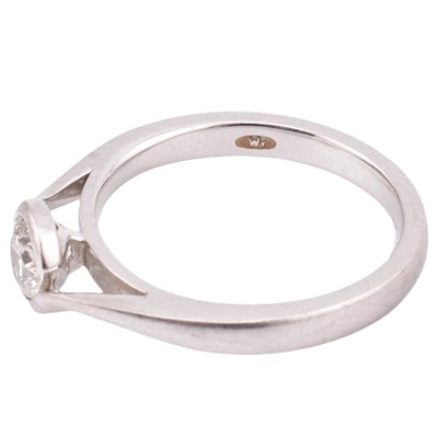 Lot 55 - HALLMARKED PLATINUM & DIAMOND SOLITAIRE RING
