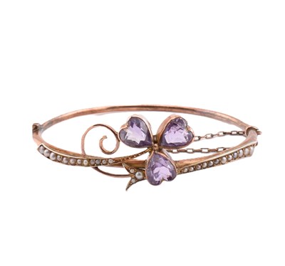 Lot 54 - EARLY 20TH CENTURY 9CT GOLD AMETHYST & PEARL HINGED BANGLE