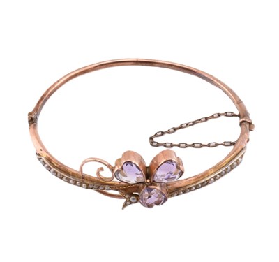 Lot 54 - EARLY 20TH CENTURY 9CT GOLD AMETHYST & PEARL HINGED BANGLE