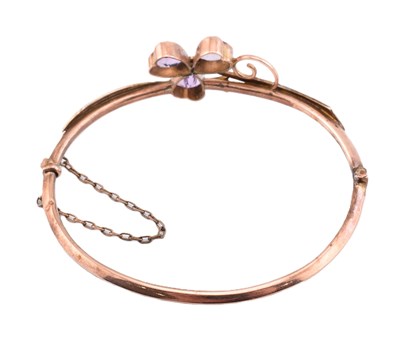 Lot 54 - EARLY 20TH CENTURY 9CT GOLD AMETHYST & PEARL HINGED BANGLE