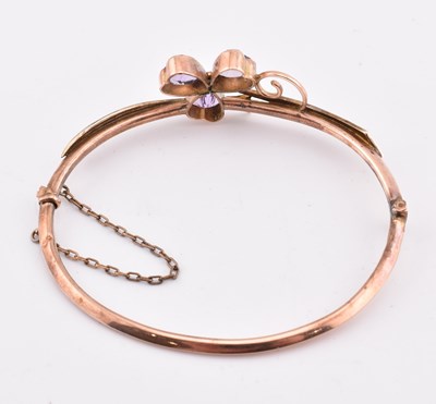 Lot 54 - EARLY 20TH CENTURY 9CT GOLD AMETHYST & PEARL HINGED BANGLE