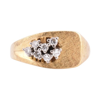 Lot 48 - 1970S 18CT GOLD & DIAMOND CLUSTER RING
