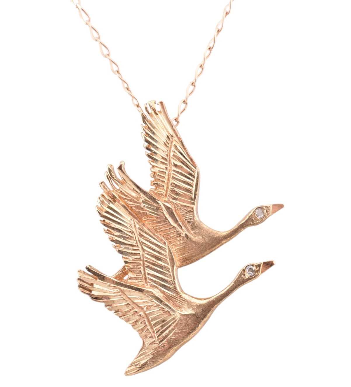 Lot 193 - HALLMARKED 9CT GOLD & DIAMOND FLYING SWANS PENDANT NECKLACE