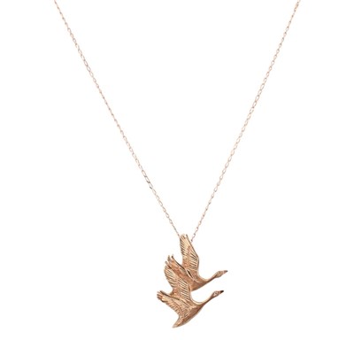 Lot 193 - HALLMARKED 9CT GOLD & DIAMOND FLYING SWANS PENDANT NECKLACE