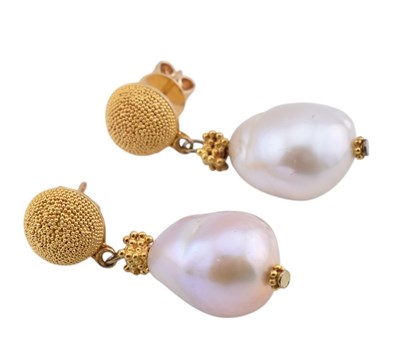 Lot 111 - 18CT GOLD & BAROQUE SOUTH SEA PEARL PENDANT EARRINGS