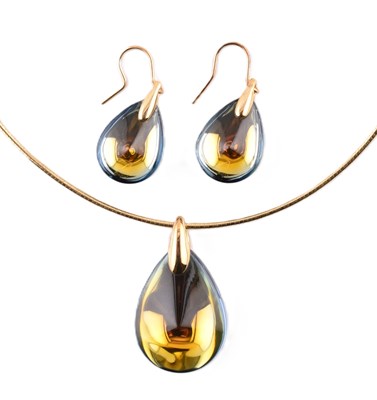 Lot 199 - CASED BACCARAT 18CT GOLD PSYDELIC PENDANT NECKLACE & EARRING SUITE