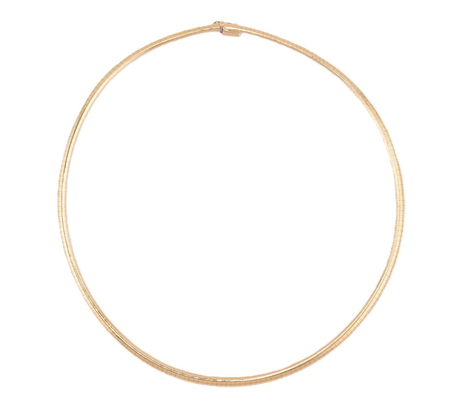 Lot 105 - ITALIAN 14CT GOLD OMEGA COLLAR NECKLACE