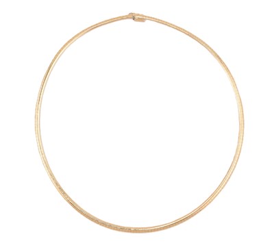 Lot 105 - ITALIAN 14CT GOLD OMEGA COLLAR NECKLACE