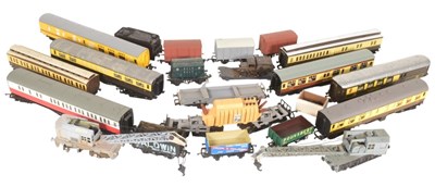 Lot 313 - MODEL RAILWAY - COLLECTION OF OO GAUGE ROLLING STOCK