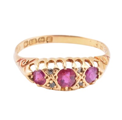 Lot 88 - EDWARDIAN HALLMARKED 18CT GOLD RUBY & DIAMOND BOAT RING