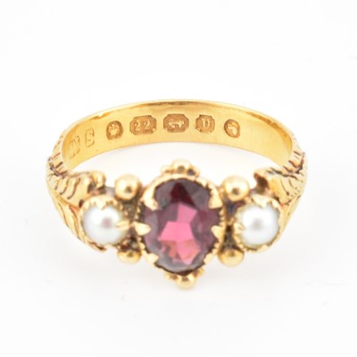 Lot 83 - VICTORIAN HALLMARKED 22CT GOLD GARNET & PEARL RING