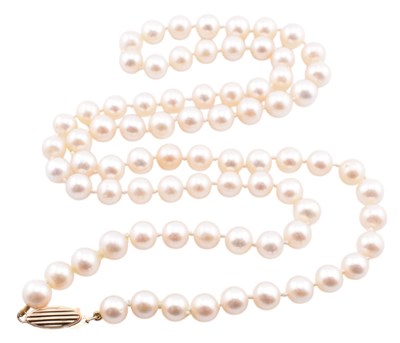 Lot 295 - PEARL NECKLACE WITH 9CT GOLD CLASP
