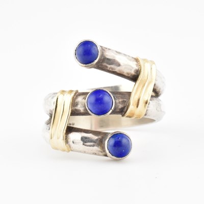 Lot 369 - SILVER & 14CT GOLD LAPIS LAZULI SET CROSSOVER RING