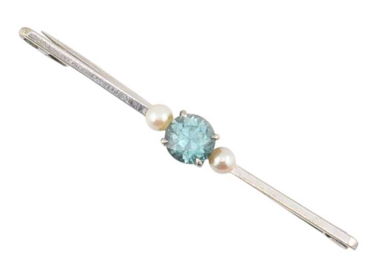 Lot 130 - EARLY 20TH CENTURY 9CT WHITE GOLD ZIRCON & PEARL BAR BROOCH PIN