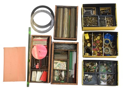 Lot 32 - MECCANO - COLLECTION OF VINTAGE MECCANO OUTFIT CONSTRUCTOR PARTS