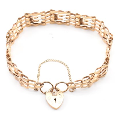 Lot 140 - HALLMARKED 9CT GOLD GATE LINK BRACELET WITH HEART PADLOCK CLASP