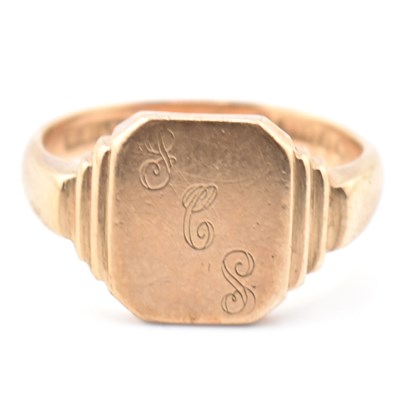 Lot 160 - HALLMARKED 9CT GOLD ENGRAVED SIGNET RING