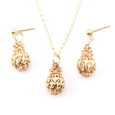 Lot 165 - 14CT GOLD PINEAPPLE PENDANT NECKLACE & EARRING SUITE