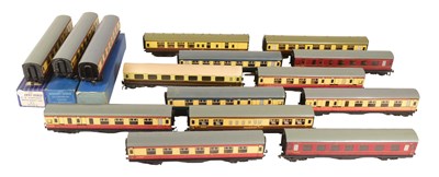 Lot 148 - MODEL RAILWAY - COLLECTION OF HORNBY DUBLO COACHES