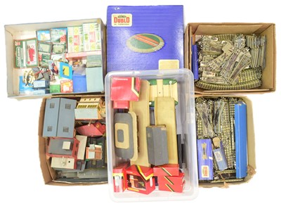 Lot 140 - MODEL RAILWAY - LARGE COLLECTION OF HORNBY DUBLO & MORE