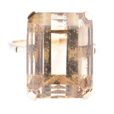 Lot 258 - GOLD & CITRINE COCKTAIL RING