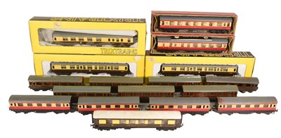 Lot 202 - MODEL RAILWAY - COLLECTION OF TRIX HO GAUGE LOCOMOTIVE COACHES