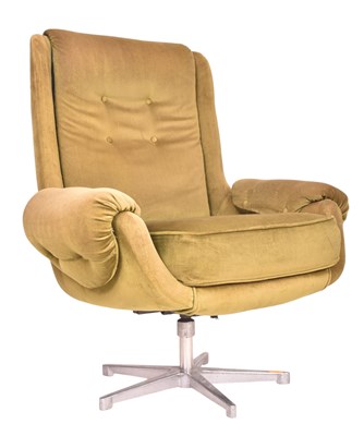 Lot 645 - RETRO MID CENTURY VELVET UPHOLSTERED & CHROME SWIVEL CHAIR