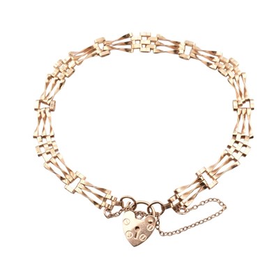 Lot 197 - HALLMARKED 9CT GOLD GATE LINK BRACELET WITH HEART PADLOCK CLASP