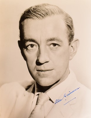 Lot 2 - SIR ALEC GUINNESS (1914-2000) - SIGNED 8X10" PHOTOGRAPH - AFTAL