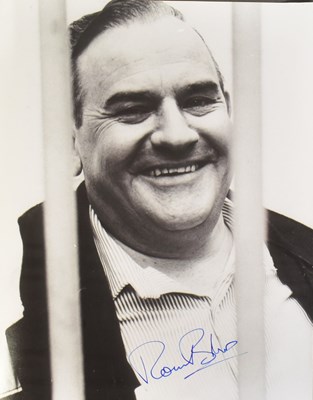 Lot 43 - RONNIE BARKER (1929-2005) - PORRIDGE - AUTOGRAPHED 8X10" PHOTO