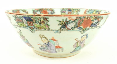 Lot 193 - LARGE 20TH CENTURY CANTON FAMILLE ROSE PUNCH BOWL 20世纪广彩人物潘翠盌