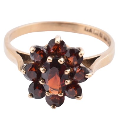 Lot 327 - HALLMARKED 9CT GOLD & GARNET CLUSTER RING