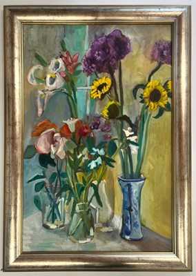 Lot 43 - ROBIN SYMES (1939-2023) - UNTITLED STILL LIFE PAINTING WITH FLOWERS