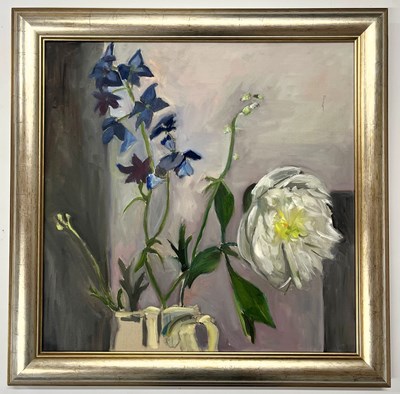 Lot 41 - ROBIN SYMES (1939-2023) - UNTITLED STILL LIFE OF BLUE AND WHITE FLOWERS