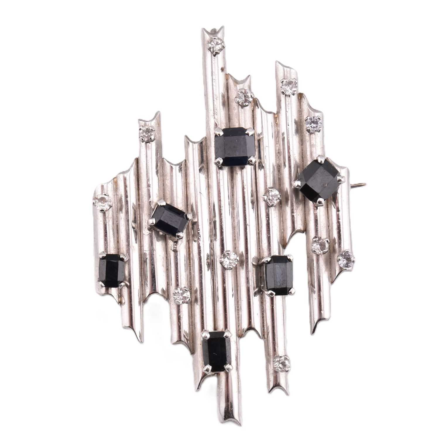 Lot 20 - HALLMARKED 18CT WHITE GOLD DIAMOND & SAPPHIRE MODERNIST BROOCH PIN