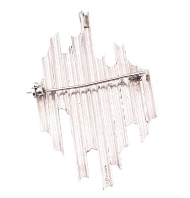 Lot 20 - HALLMARKED 18CT WHITE GOLD DIAMOND & SAPPHIRE MODERNIST BROOCH PIN