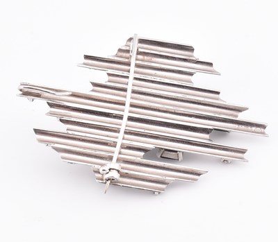 Lot 20 - HALLMARKED 18CT WHITE GOLD DIAMOND & SAPPHIRE MODERNIST BROOCH PIN