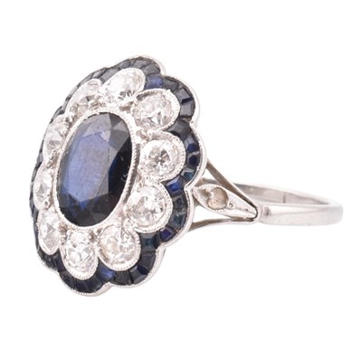 Lot 25 - ART DECO 18CT WHITE GOLD SAPPHIRE & DIAMOND CLUSTER RING