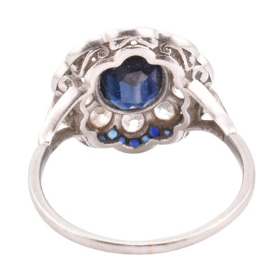 Lot 25 - ART DECO 18CT WHITE GOLD SAPPHIRE & DIAMOND CLUSTER RING