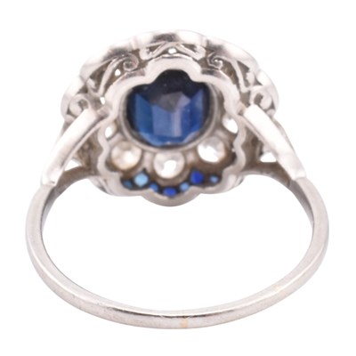 Lot 25 - ART DECO 18CT WHITE GOLD SAPPHIRE & DIAMOND CLUSTER RING