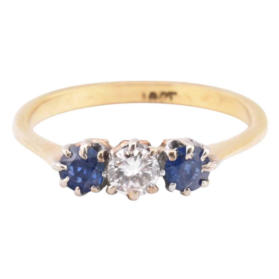 Lot 126 - 18CT GOLD SAPPHIRE & DIAMOND RING