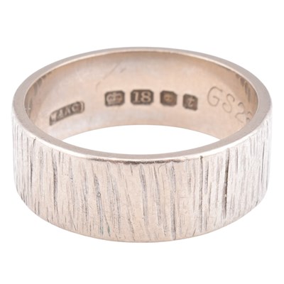 Lot 132 - HALLMARKED 18CT WHITE GOLD MODERNIST BAND RING