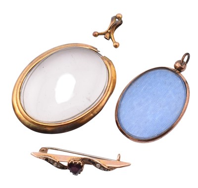 Lot 345 - HALLMARKED 9CT GOLD BROOCH PIN & ROLLED GOLD LOCKETS AF