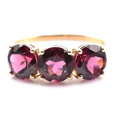 Lot 69 - HALLMARKED 9CT GOLD & GARNET THREE STONE RING