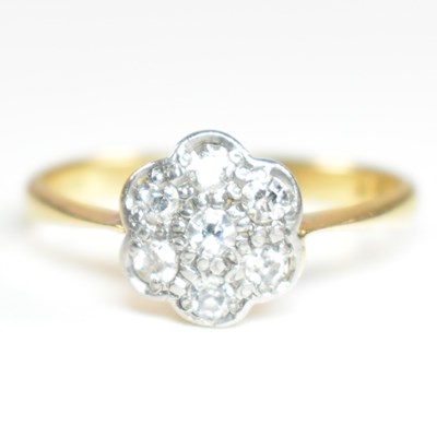 Lot 114 - 18CT GOLD & DIAMOND CLUSTER RING