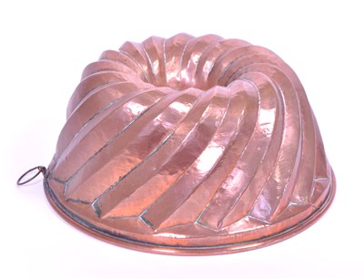 Lot 210 - EARLY 20TH CENTURY COPPER BUNDT CAKE PAN