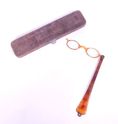 Lot 211 - 20TH CENTURY FAUX TORTOISESHELL OPERA LORGNETTE