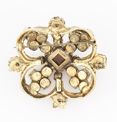 Lot 35 - VINTAGE CHANEL MAISON GRIPOIX GLASS & SIMULATED PEARL BROOCH PIN