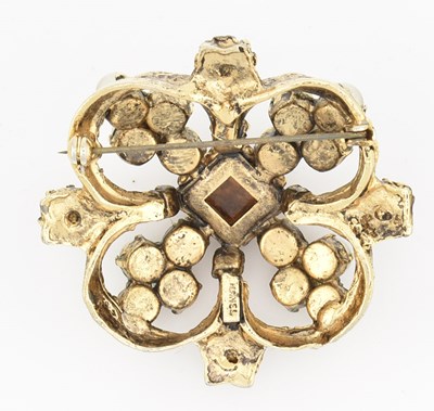 Lot 35 - VINTAGE CHANEL MAISON GRIPOIX GLASS & SIMULATED PEARL BROOCH PIN